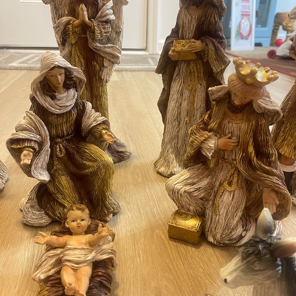 Resin Golden Nativity - Picture 3 of 7
